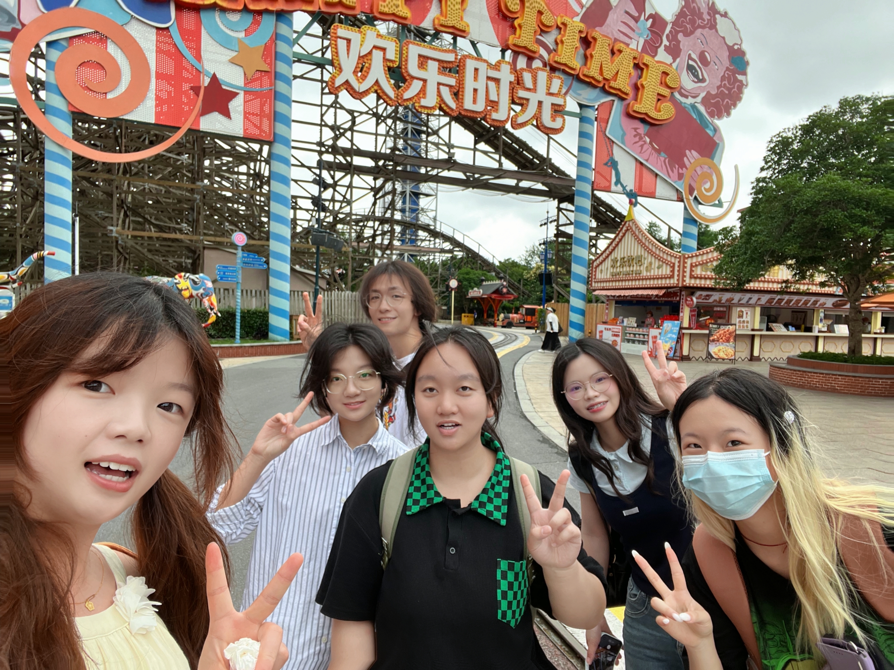 ZeroGen Lab members held a team-building event at Happy Valley.